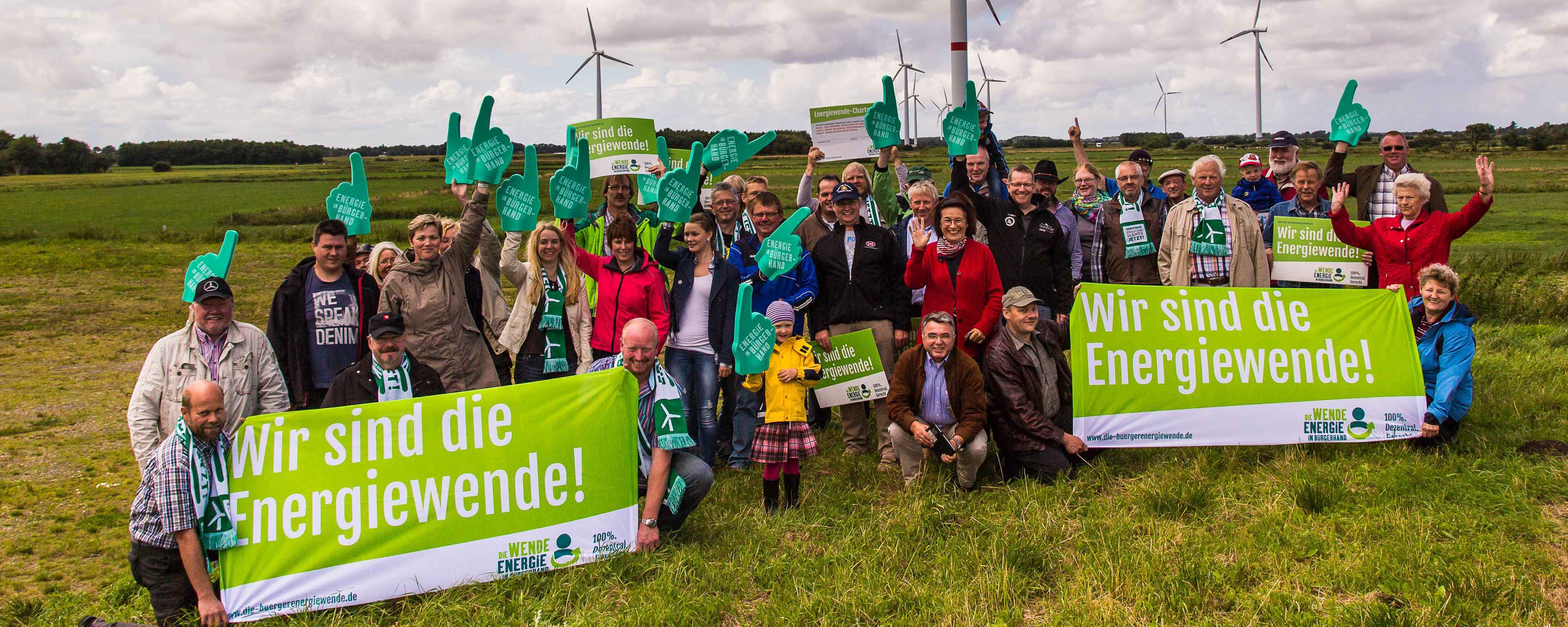 Bürger:innen vor ihrem eigenen Windkraftwerk