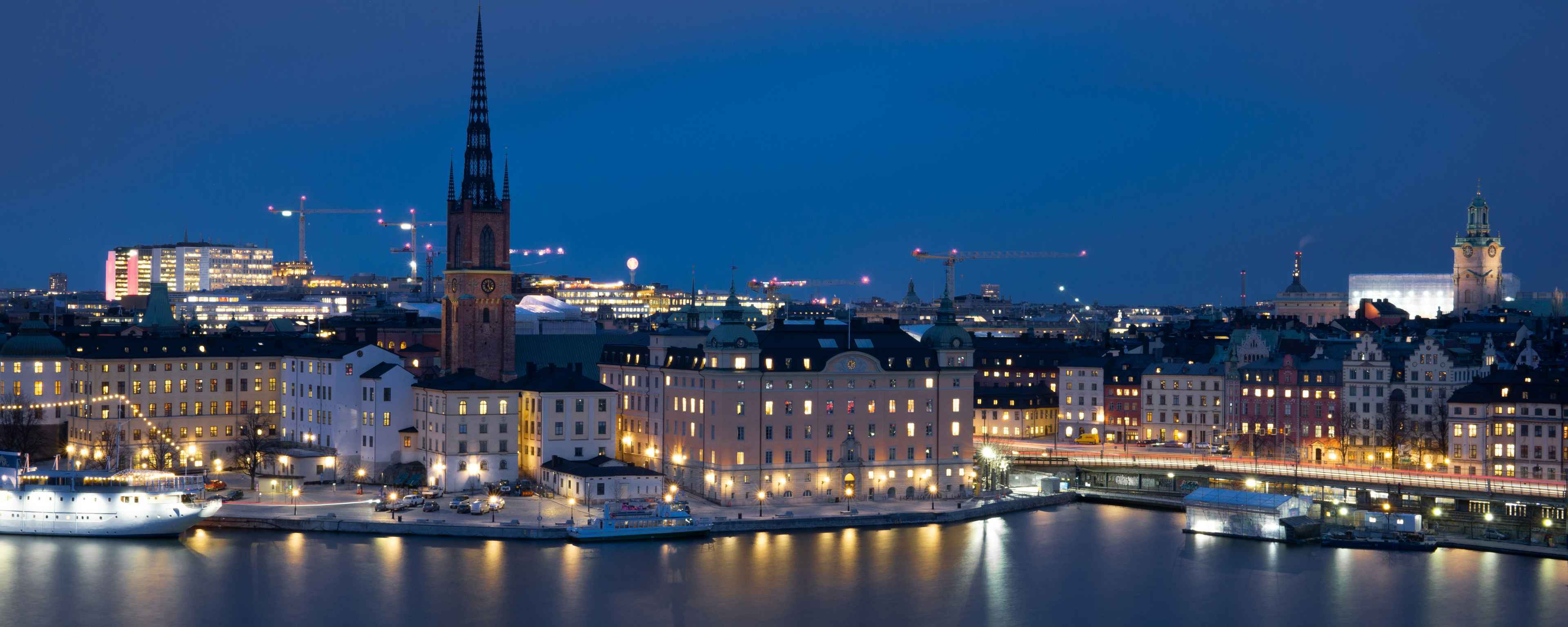 Hafenstadt bei Nacht mit Beleuchtung