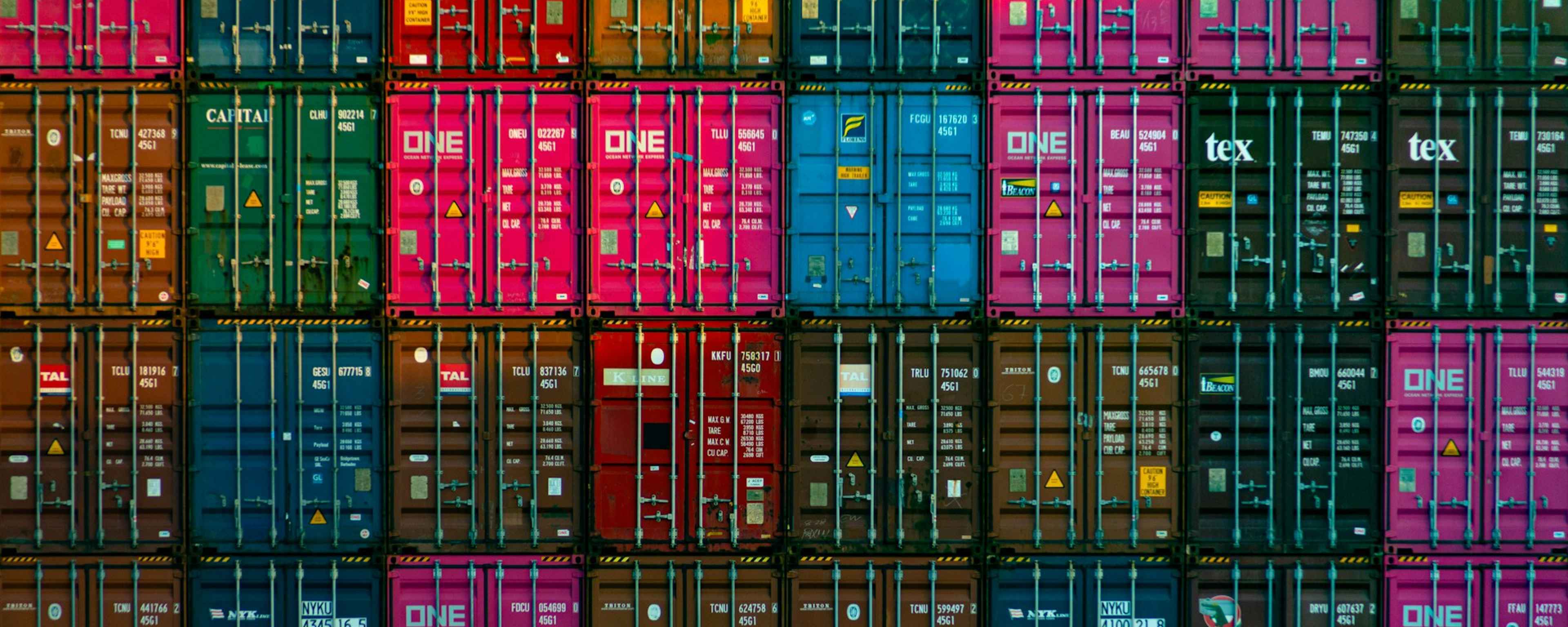 ein bunter Stapel Schiffscontainer