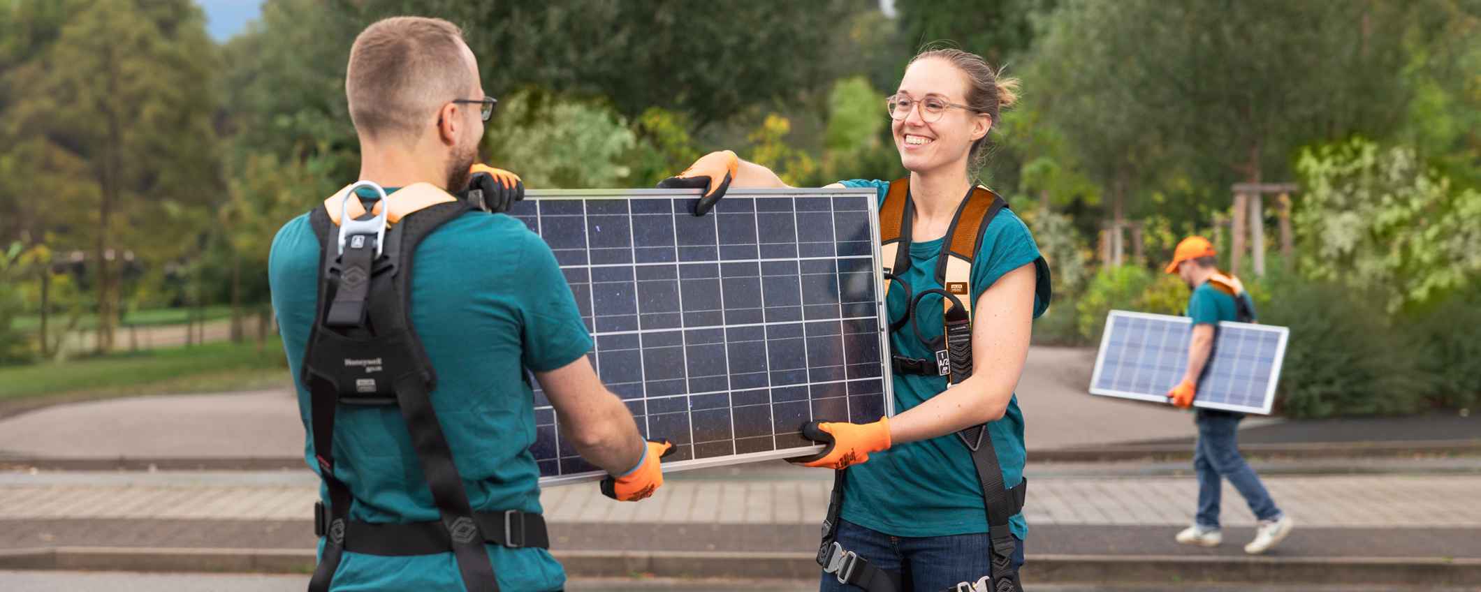 Bürgerinnen tragen Solarpanels per Hand
