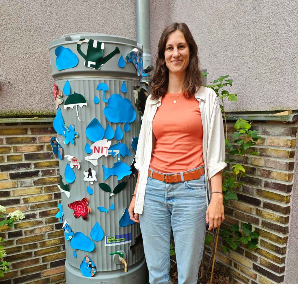 Leonie Laug vor der Regenwassertonne einer Berliner Schule