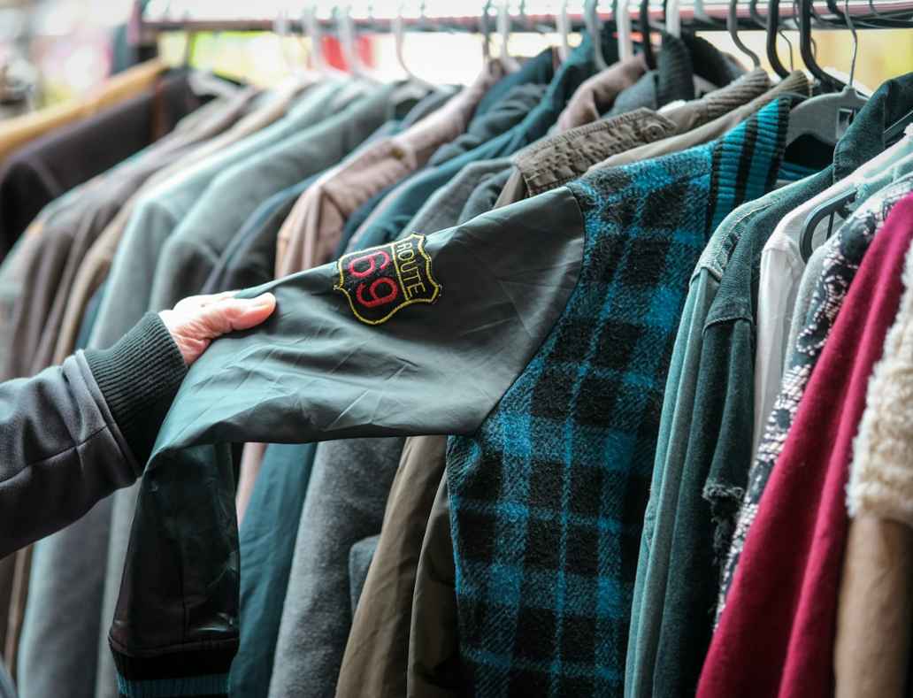 Second Hand Kleidung auf der Kleiderstange